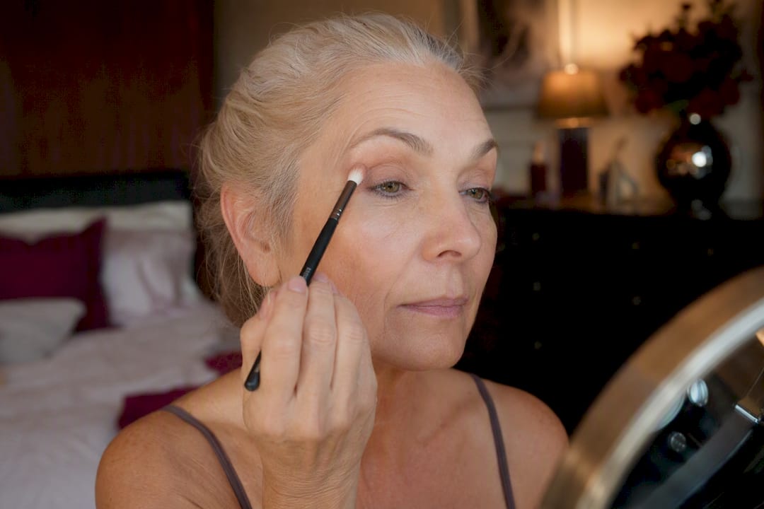 Blending transition shade above hooded eyelid