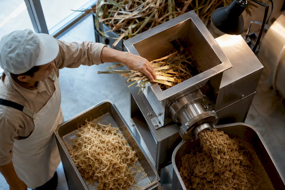 Agricultural fibres entering a pulping machine