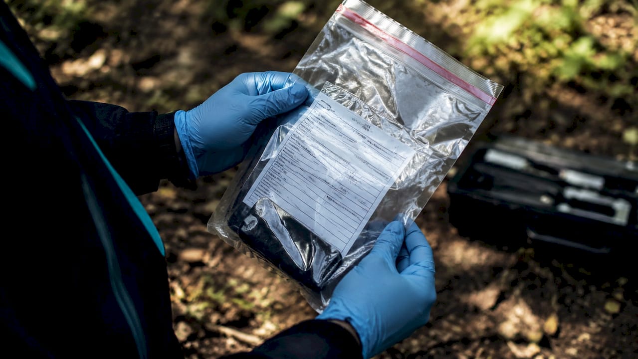 Why preserve evidence integrity: a legal guide 1 Forensic hands handling sealed evidence bag