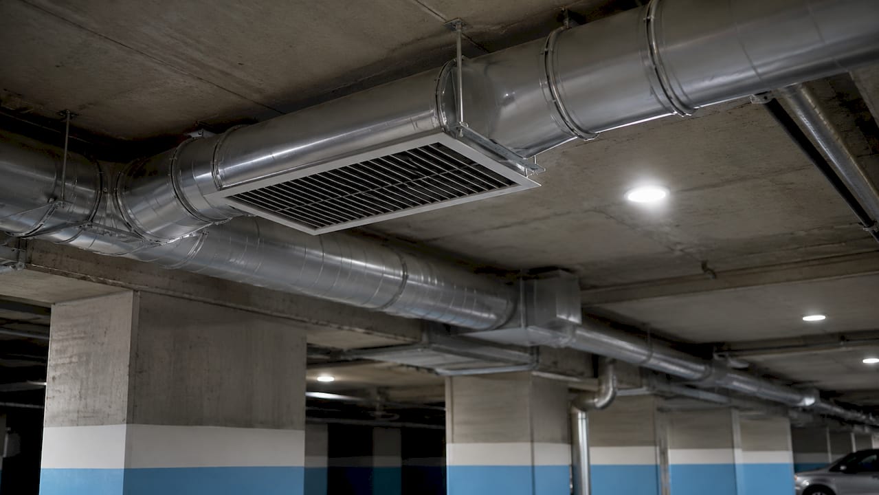 Instalación de conductos y rejillas para el sistema de ventilación forzada en el garaje