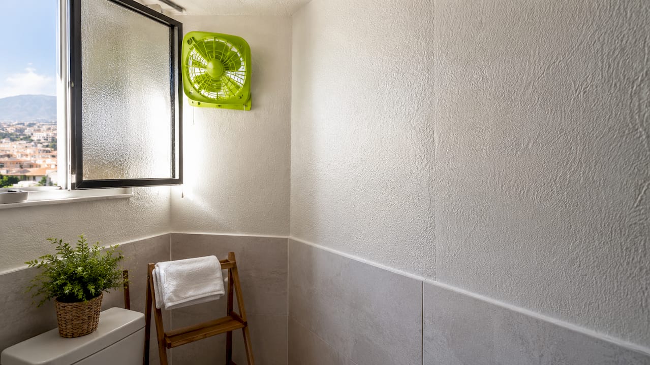 Ventilador instalado y tratamiento impermeabilizante en la pared para evitar problemas de humedad.