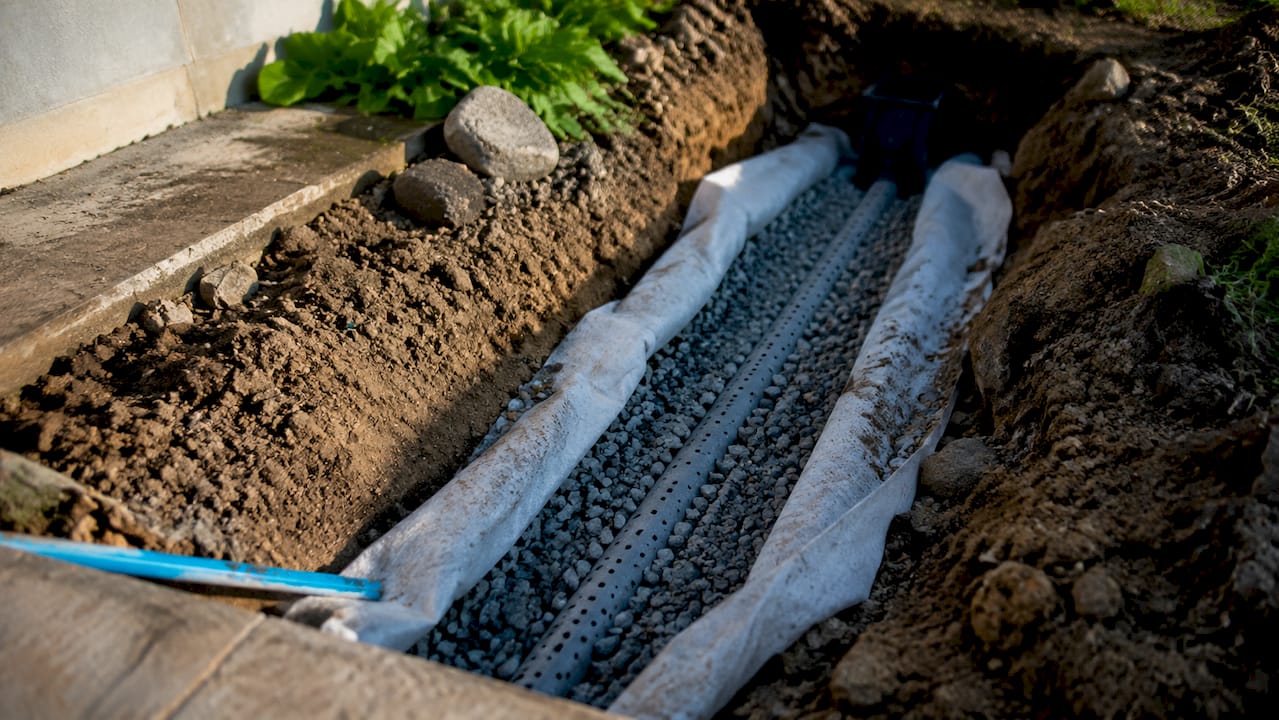 Esquema de la instalación del drenaje francés con tubería perforada y capa de grava