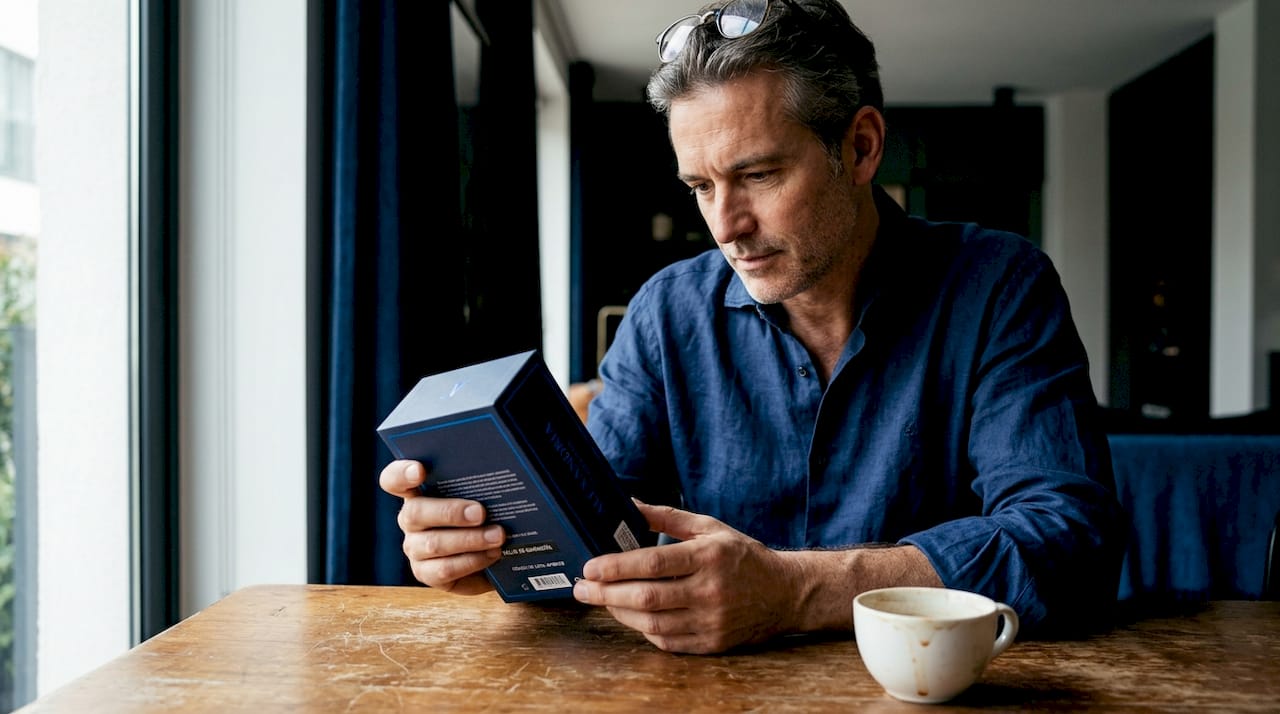 Un hombre comprueba si su perfume es original