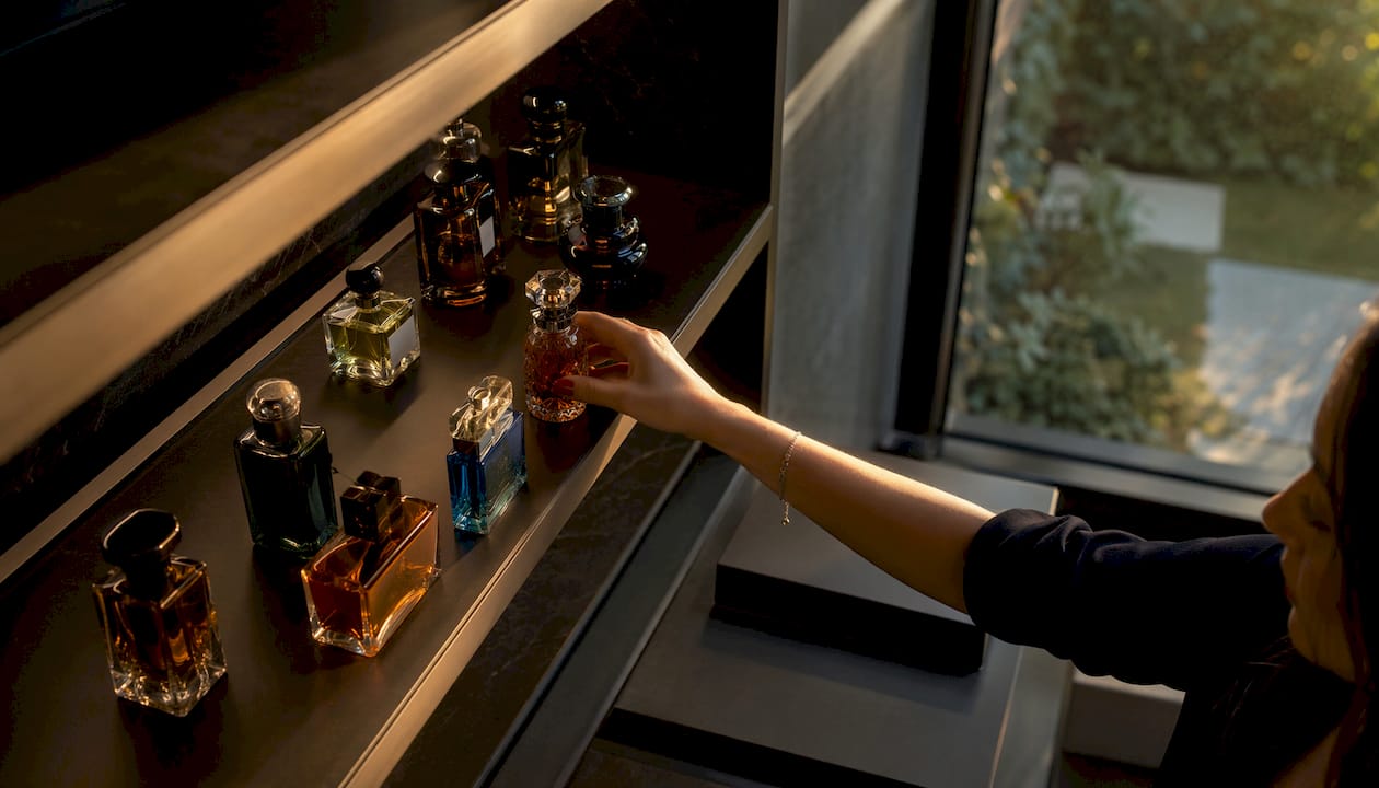 Étagère de boutique mettant en valeur une sélection de flacons d’eau de toilette