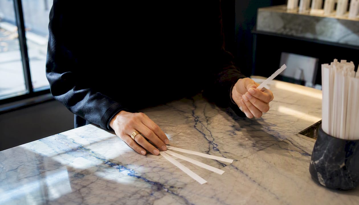 Des touchettes parfumées disposées sur une surface sombre en boutique