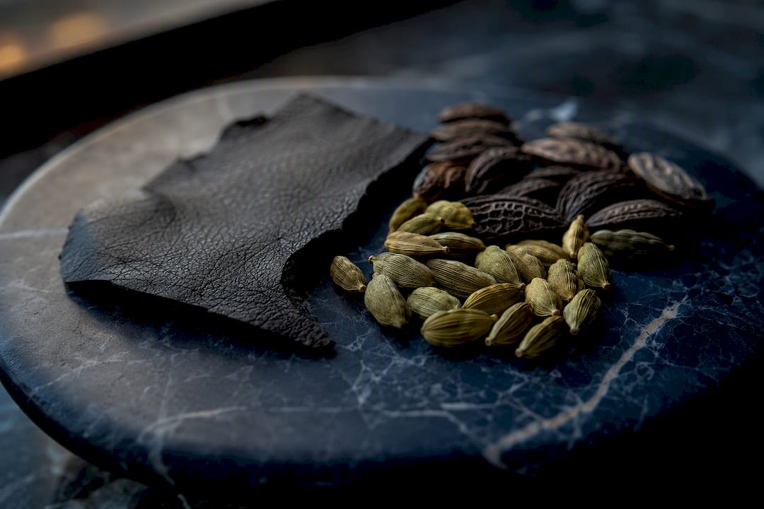 Ingrédients parfumés : cardamome, cuir, fève tonka