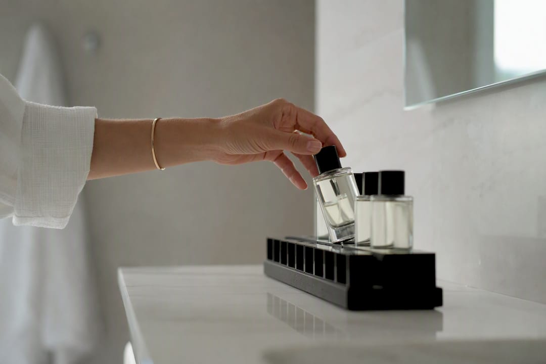 Main enlevant le déodorant avant de tester le parfum