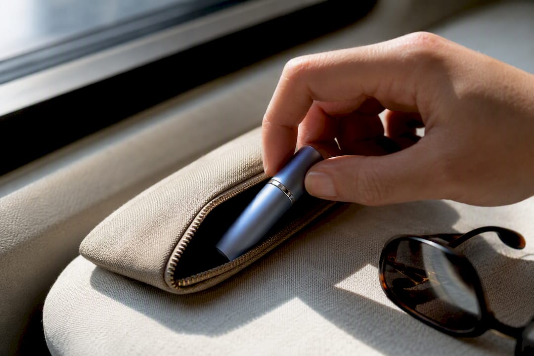 Atomiseur rechargeable conservé dans une pochette