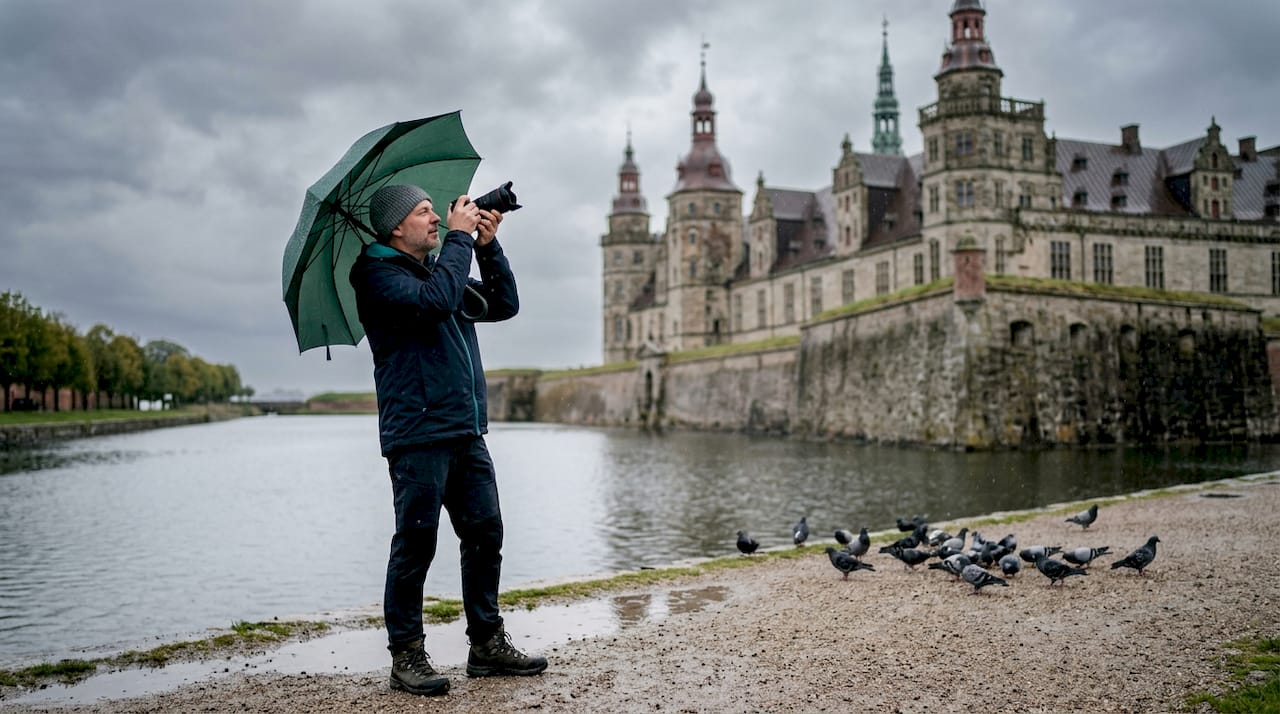 En besøgende tager billeder af Kronborg Slot fra voldgraven.