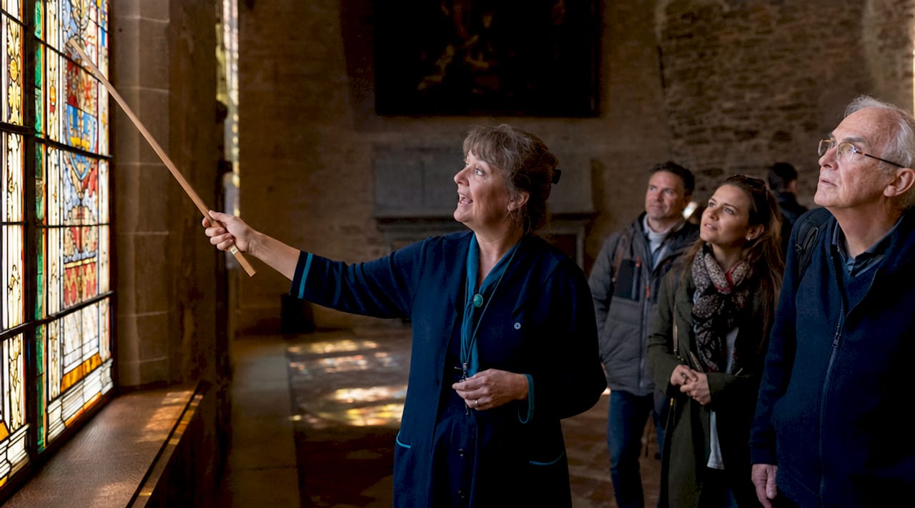 Rundviser erzählt von den spannenden Räumen und Geschichten im Schloss Kronborg