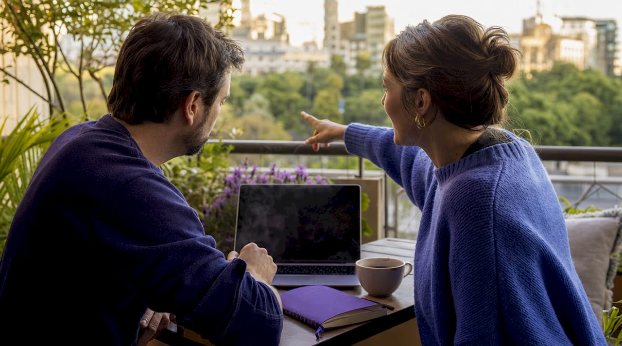 Et par sidder ved spisebordet og taler om at sætte prisalarmer på flybilletter.