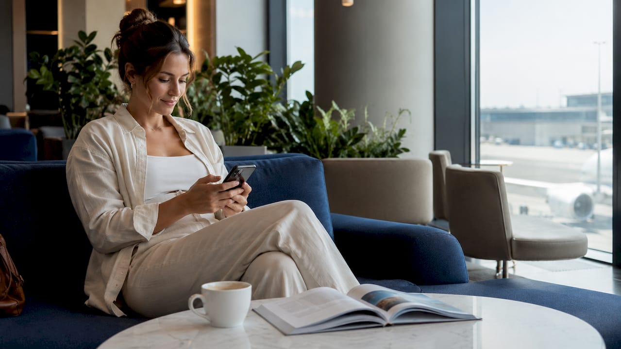 En kvinde nyder en rolig stund i loungen i lufthavnen.