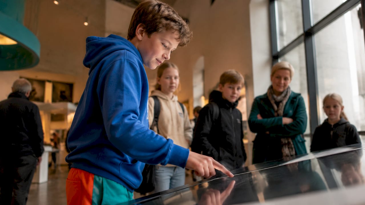 Dreng leger og udforsker på et interaktivt museum