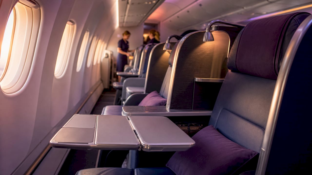 Business Class-kabinen med ekstra brede sæder set fra midtergangen