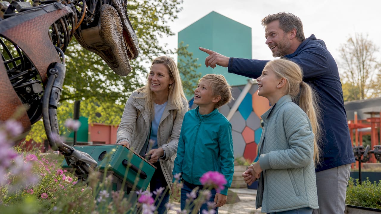 En familie udforsker en interaktiv udstilling på museet sammen
