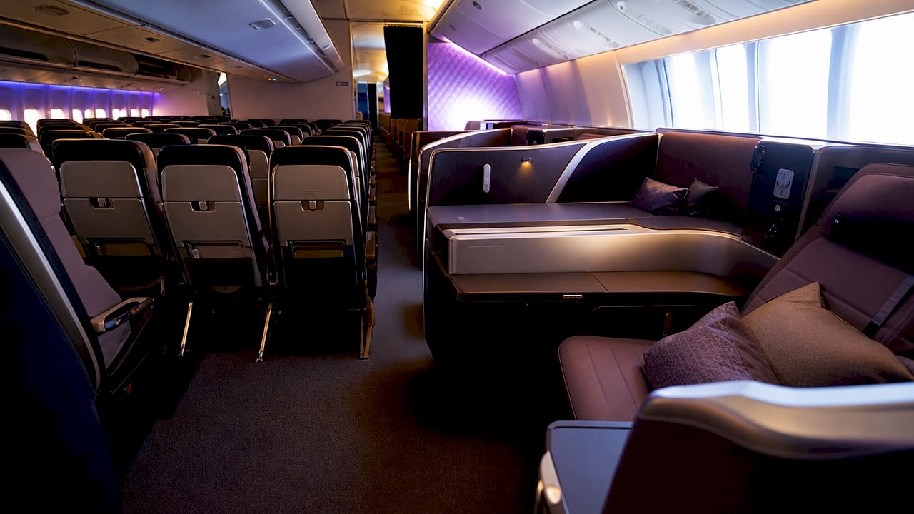 Sammenligning af sæder i økonomi- og businessklasse på fly