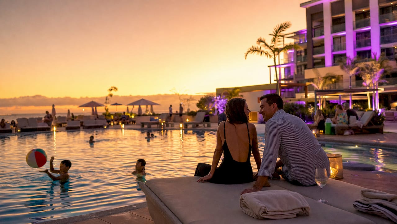 Gæster slapper af ved hotellets pool og nyder de mange fordele ved all inclusive.