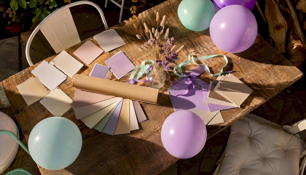 Gedetailleerde blik op de kleuren en materialen van de feestversiering