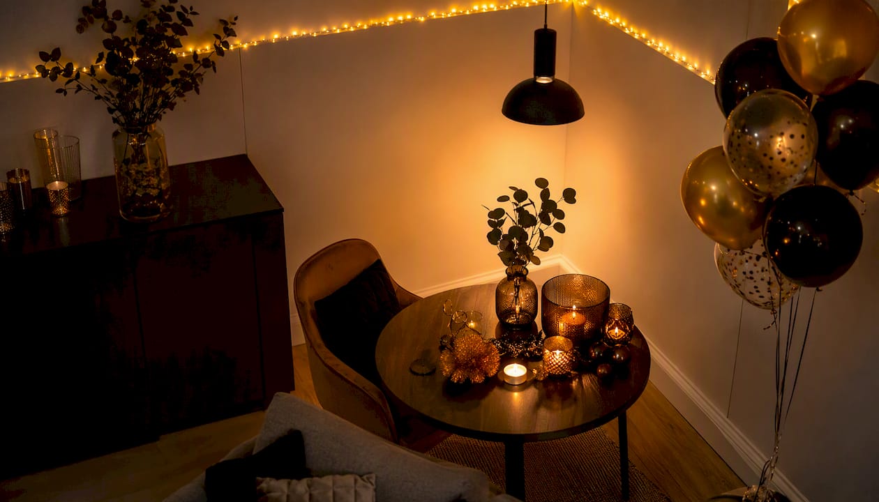 Gezellige verlichting en kaarsjes maken van een kleine feestlocatie meteen een knusse plek.