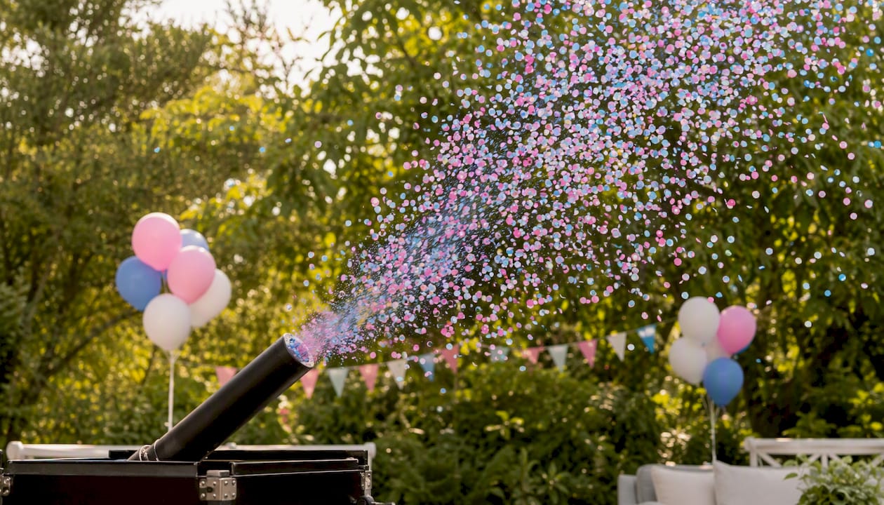 Roze confetti die feestelijk door de lucht vliegt dankzij een confettikanon voor buitengebruik.