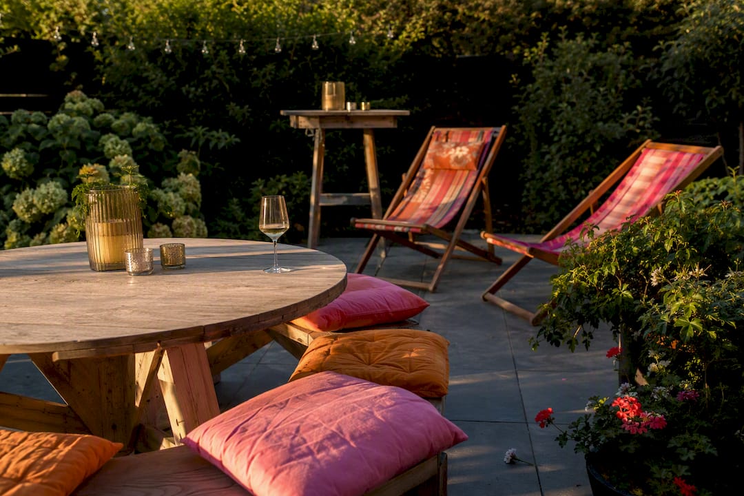 Gemengde zithoeken in de tuin voor het feest