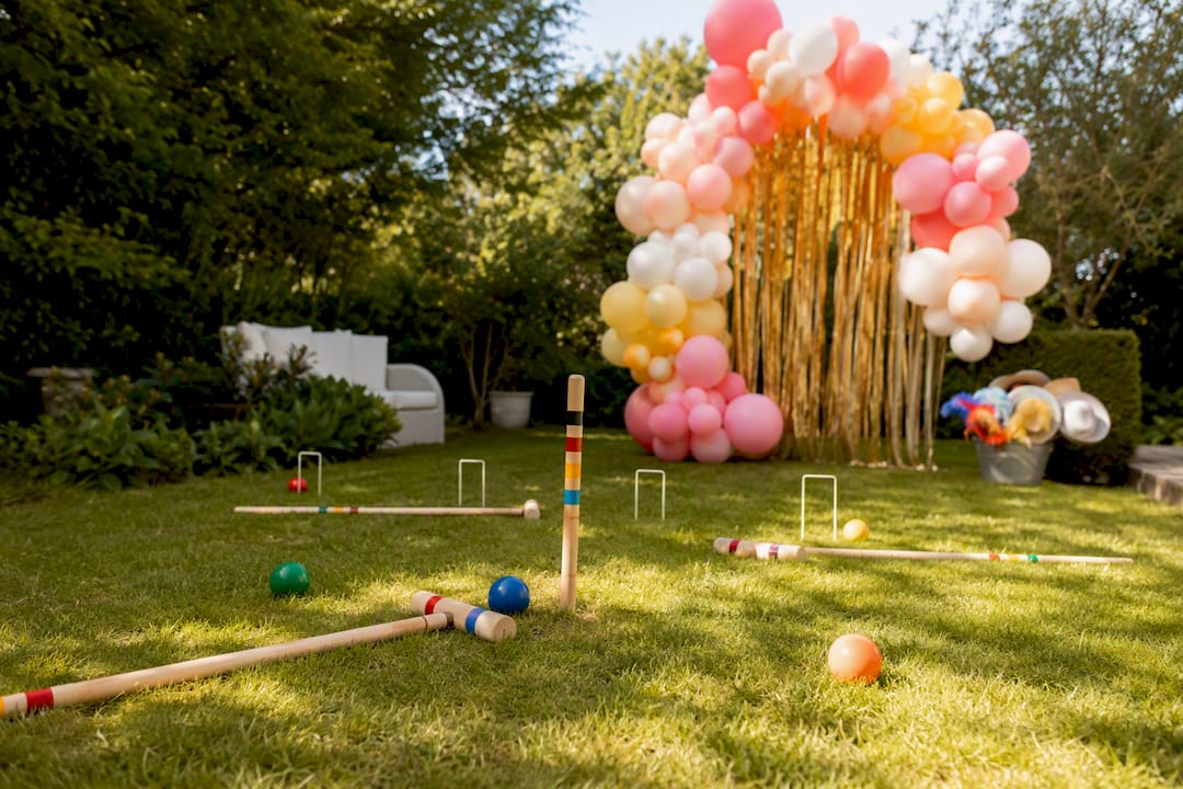 Kroketset en ballonnenfotohokje in de tuin