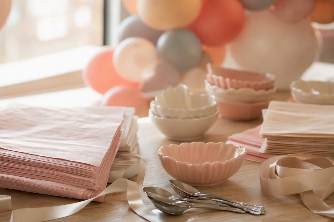 Close-up van accessoires op de high tea babyshower tafel