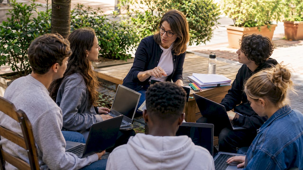 In classe, l’insegnante coinvolge attivamente gli studenti utilizzando strumenti digitali per favorire la partecipazione e l’apprendimento.