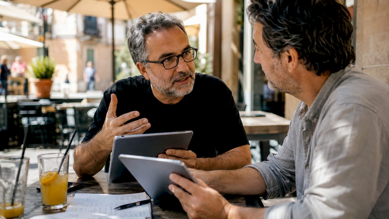 Professionisti si confrontano sulla formazione continua in uno spazio di coworking