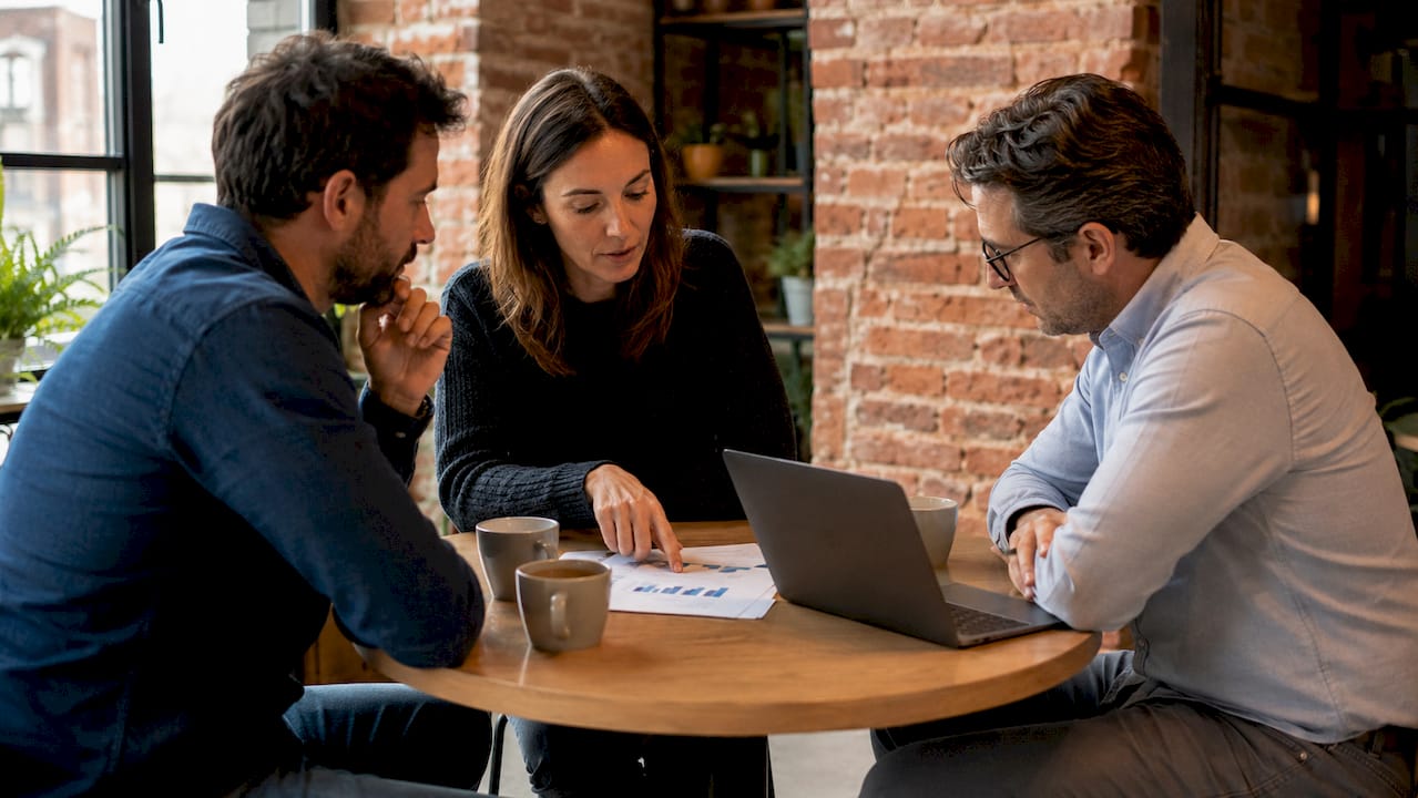 Il team si confronta sugli indicatori di performance del servizio di noleggio