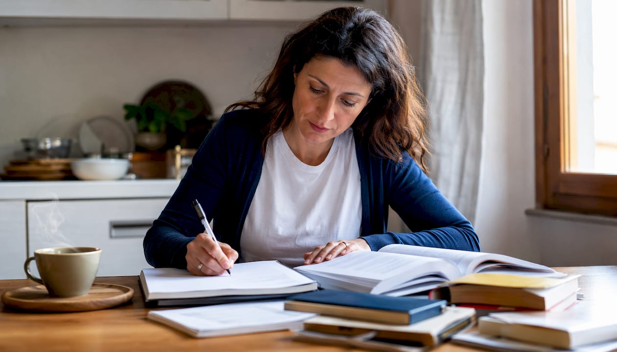 Una donna adulta approfondisce le normative legate alla formazione continua.