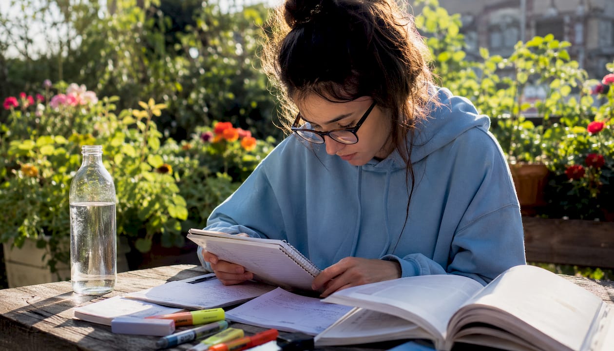 Una studentessa si sta esercitando per l’esame orale.