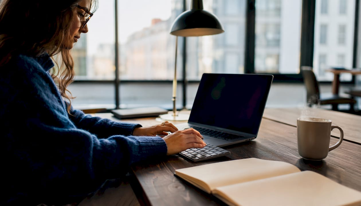 Vista dall’alto di una scrivania professionale attrezzata con strumenti a noleggio