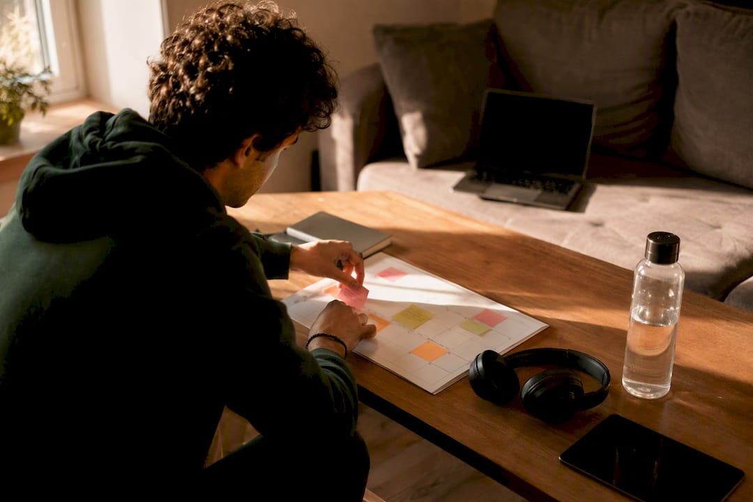 Persona che organizza gli appunti di studio sul calendario per pianificare meglio le giornate.