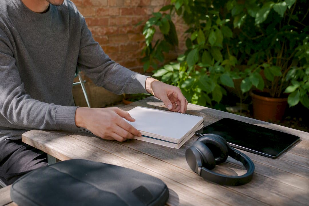 Mani di studenti che sistemano il materiale per studiare