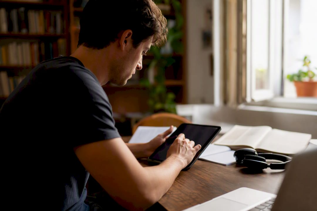 Studente che studia online da casa