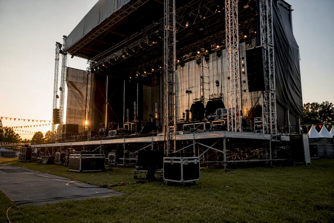 Palco modulare incompleto in un'area all'aperto per eventi