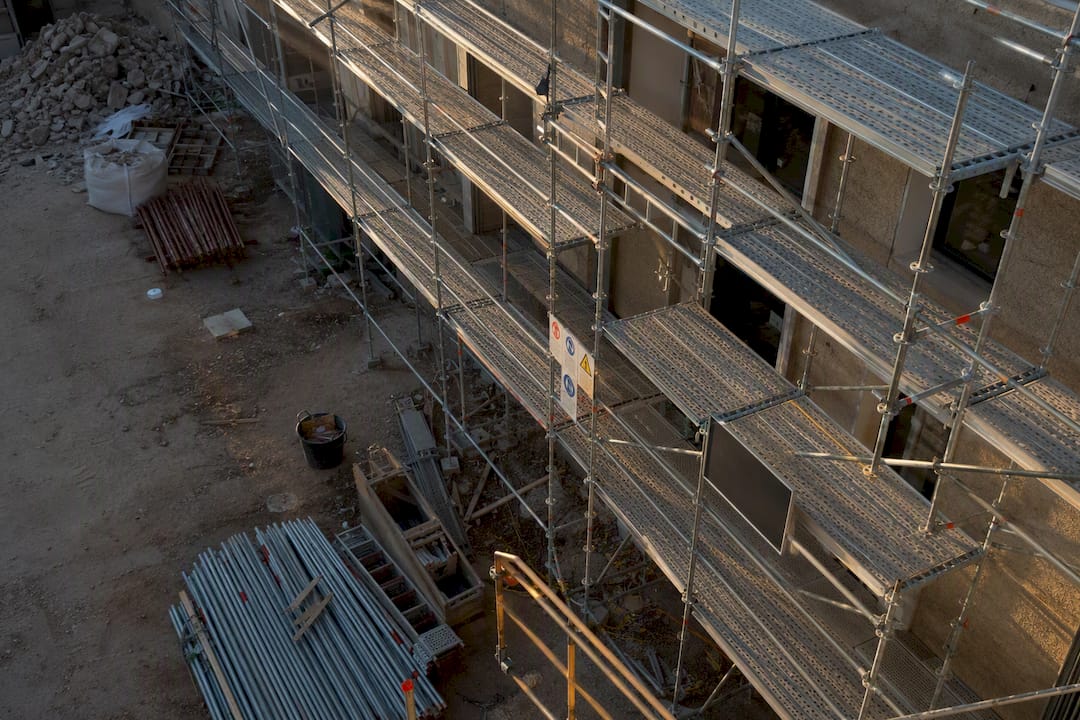 Ponteggio dotato di certificazioni di sicurezza e coperture protettive