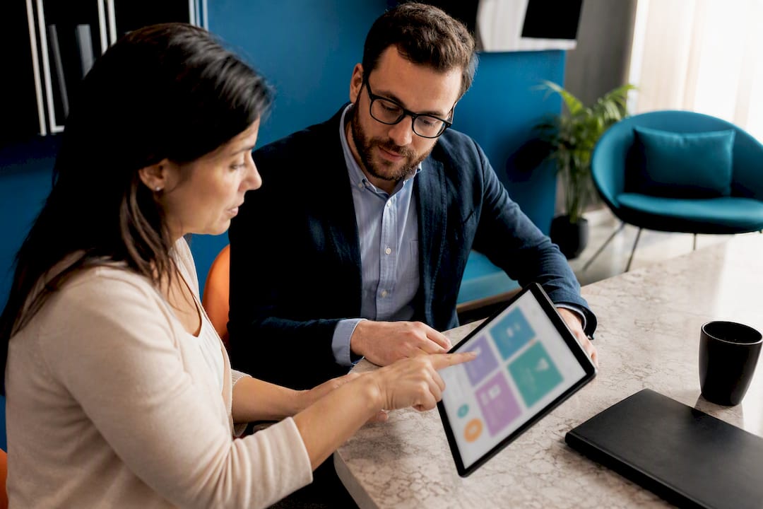 Studentessa che sceglie un corso AFM online