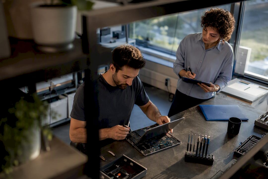 Il lavoratore e il tutor controllano le attività PCTO