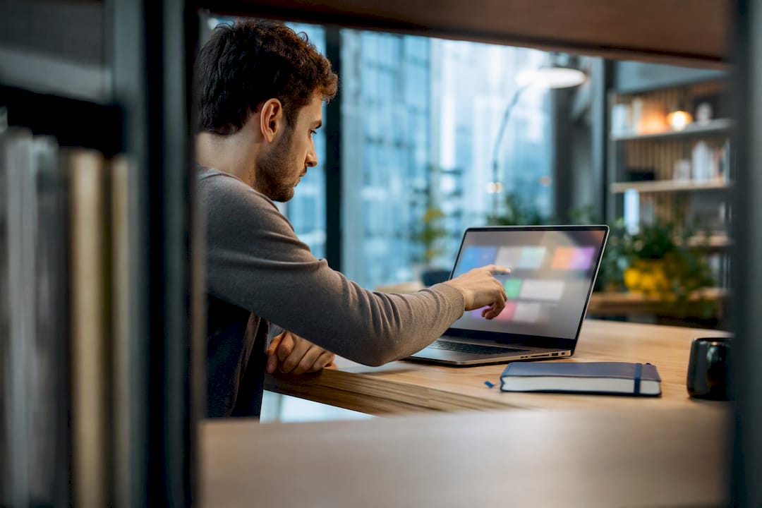Uno studente adulto utilizza una piattaforma di apprendimento online