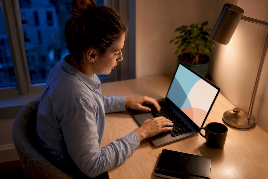 Donna che lavora studia online per ottenere il diploma