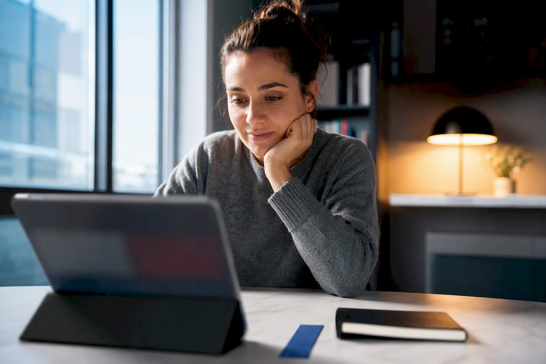 Una studentessa adulta segue una lezione online