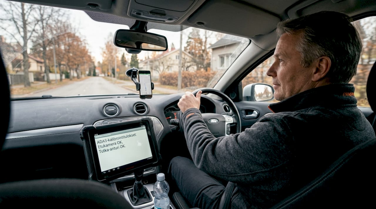 Auto liikkeessä ADAS-järjestelmän kalibrointiajon aikana