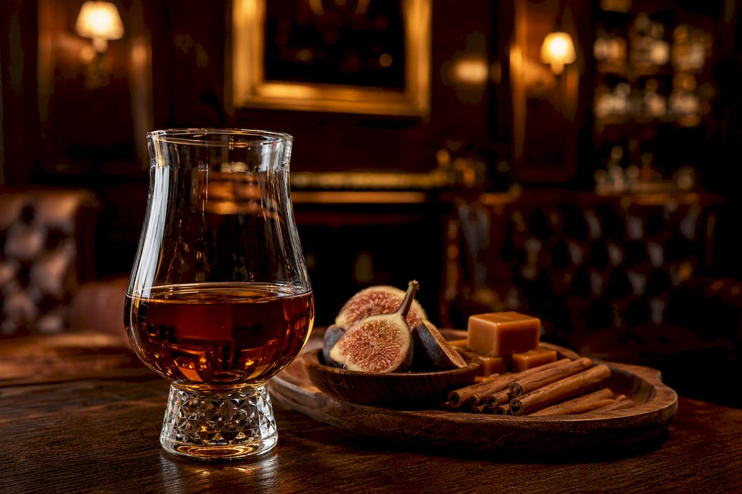 Whisky glass with tasting note ingredients