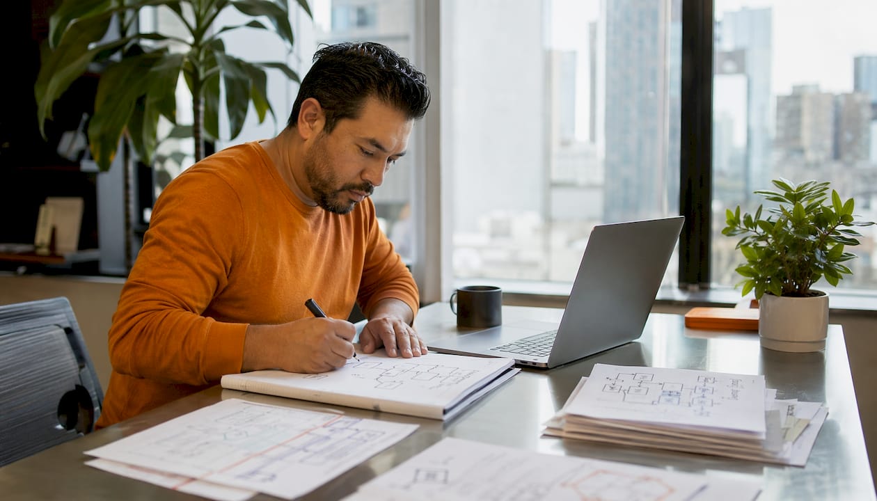 SSO for User Convenience: A Guide for IT Professionals 3 IT specialist working on SSO authentication flow