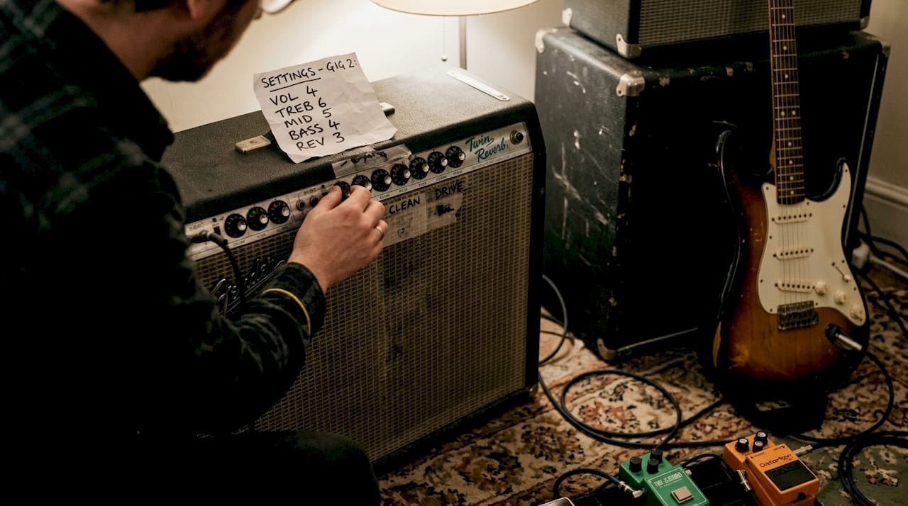 Hand adjusting tube amp for distortion