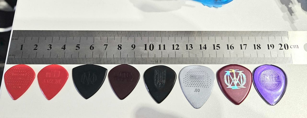 Dunlop picks size comparison : r/Guitar
