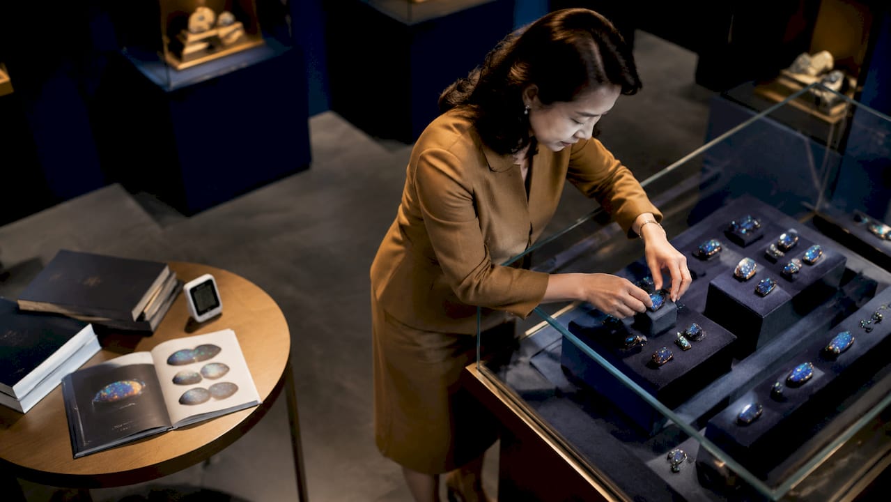 蛋白石博物馆的策展人正在精心调整展品布局，以提升观展体验。