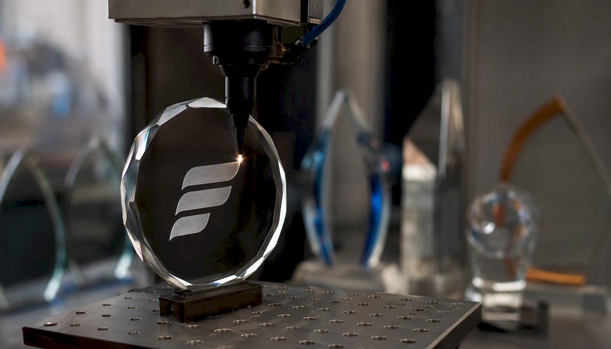 Personalizarea unei trofee din cristal prin gravarea logo-ului companiei cu laser oferă o notă elegantă și profesională, perfectă pentru evenimente corporate sau ceremonii de premiere.